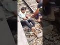 Un padre protege a su hijo bajo un tren en marcha