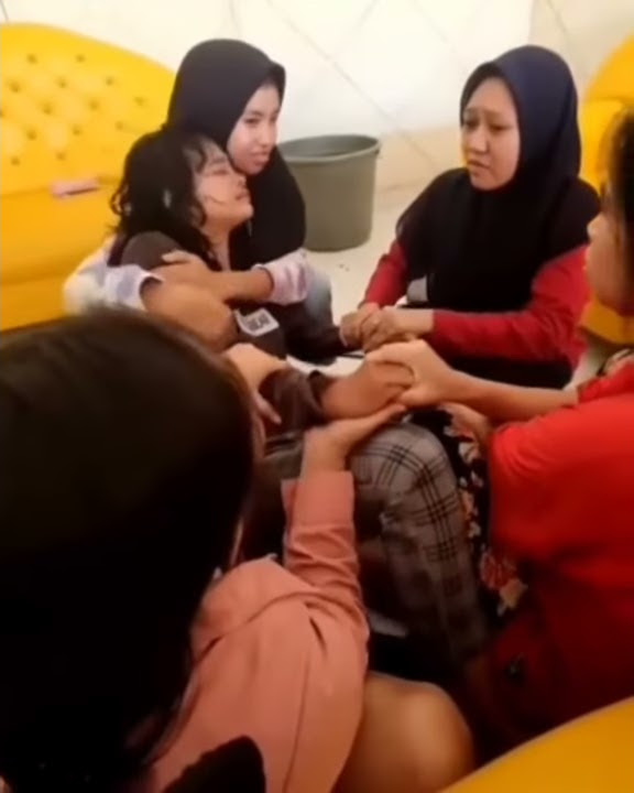 Putus Cinta Wanita Ini Menangis Histeris Sampai Dikira Kesurupan