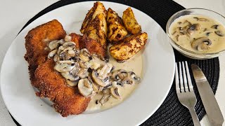 اسكلوب الدجاج المقرمش مع صوص الفطر   . Chicken escalope with mushroom sauce, potato wedges