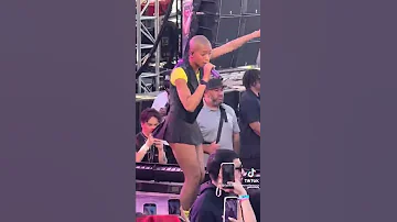 Willow smith performing WAIT A MINUTE