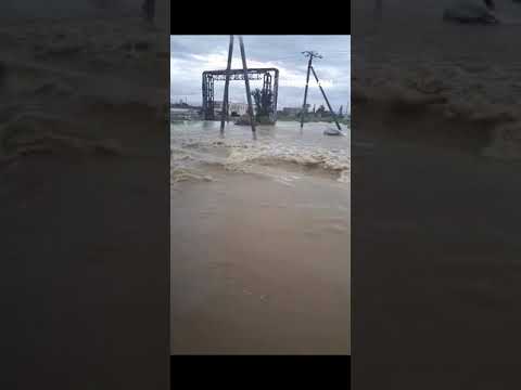 Ливень затопил Керчь: на улицах - реки, машины почти полностью в воде