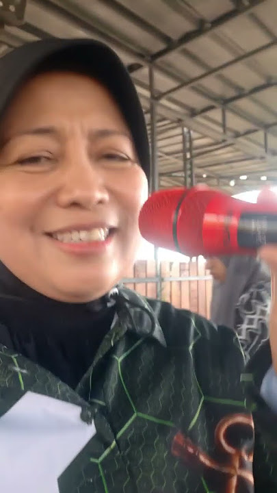 menunggu kamu disini lagunya Anjie, dr Sundari nyanyiin