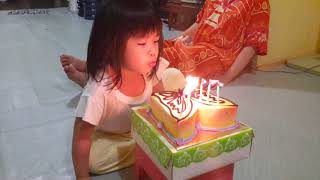 Lucu - Tiup lilin ulang tahun