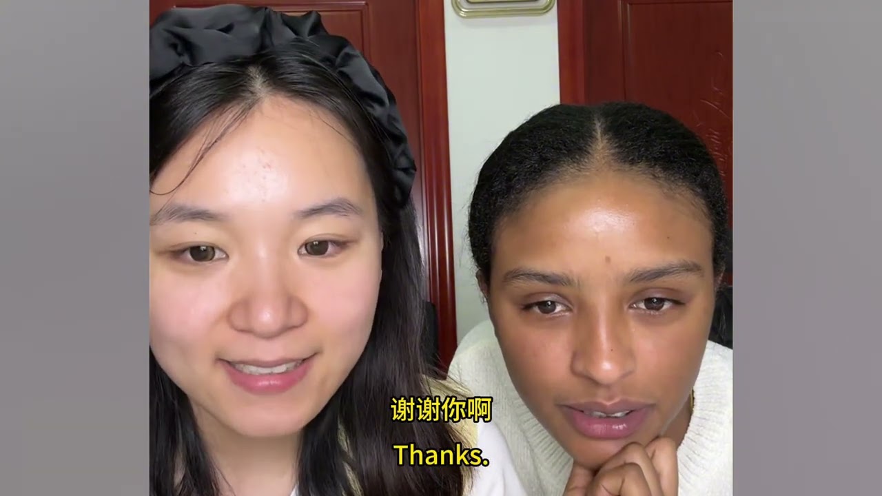 Xiaobai's cousin sister  likes her sister-in-law Messi very much. The two of them talk and laugh.