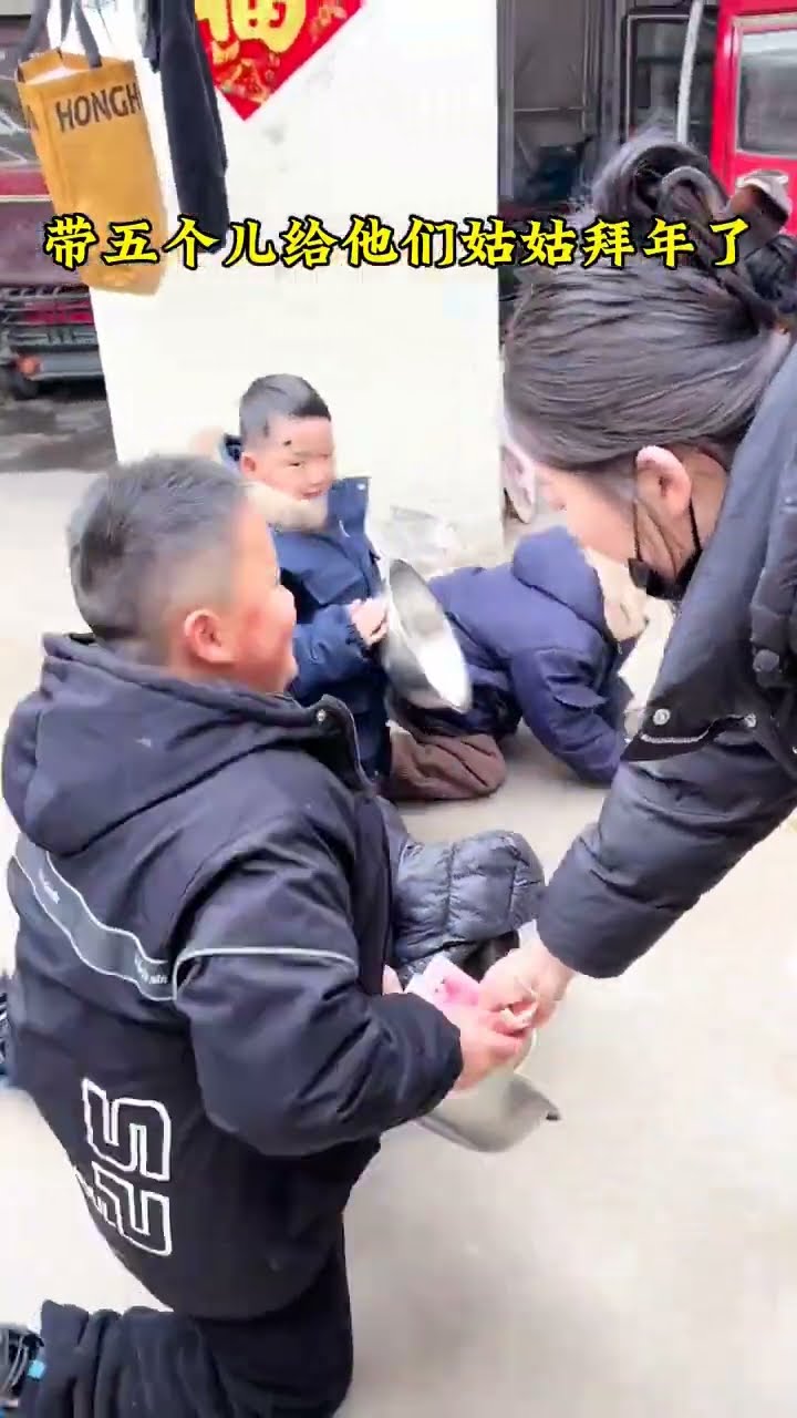 The confidence of the mother's family. Five nephews came to pay New Year's greetings to their au