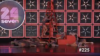 Center Stage Performing Arts Studio - Escalera