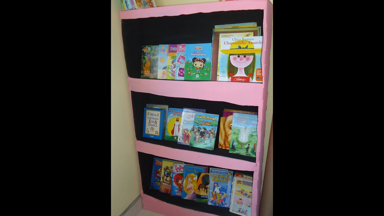 Estante infantil para livros, feito com caixa de papelão