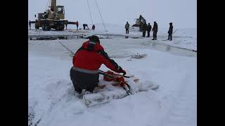 Спуск под воду оголовка Бердского водозабора 1 марта 2021 года