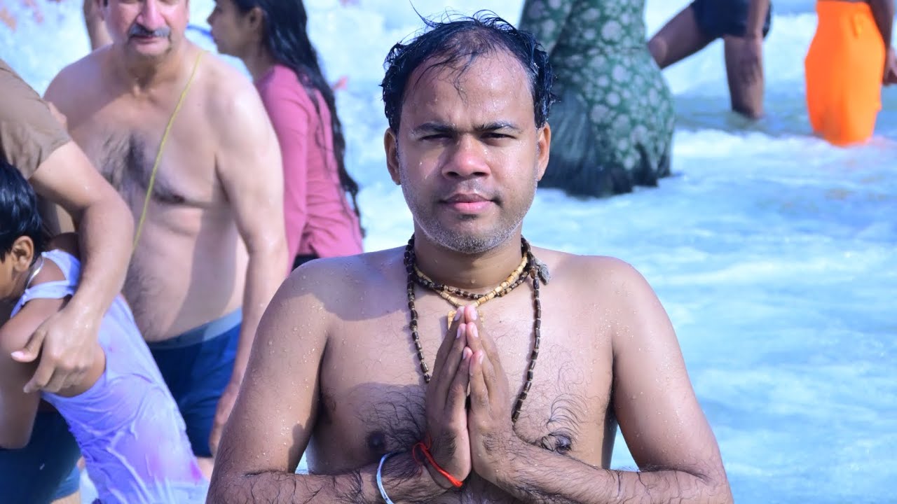 सरयू घाट (अयोध्या) में स्नान करने हेतु जाते हुए सभी श्रद्धालुओ के साथ। प्रभु श्री राम कि पावन नगरी 🙏