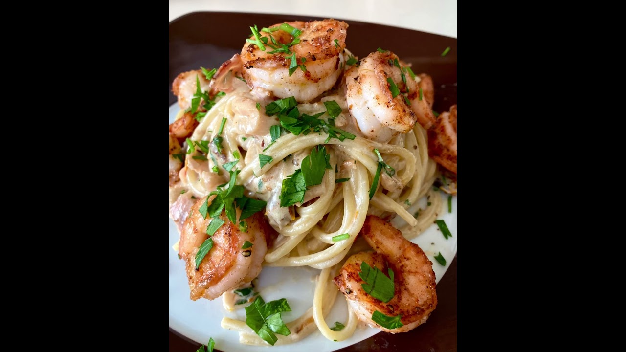 Pasta Alfredo con salmón ahumado y camarones.