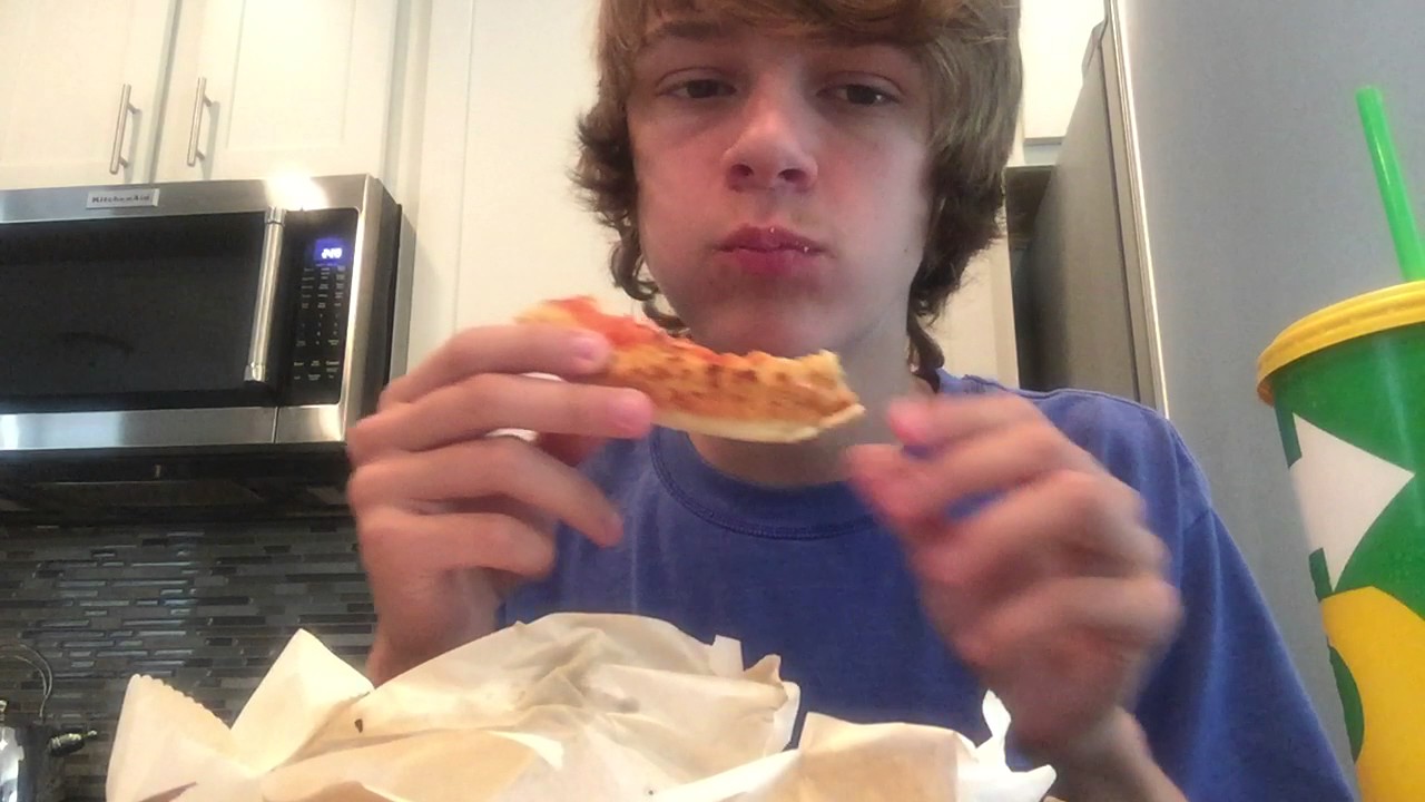 Zuiy im eating pizza - Zuiy im eating pizza