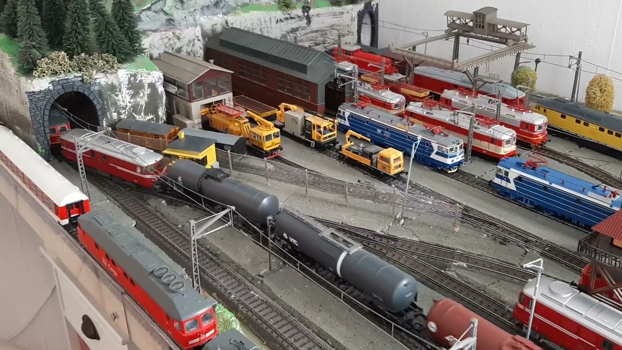 Влак на БДЖ с локомотиви 07 001, 06 120 и 06 059.                            Новостите по макета ми!