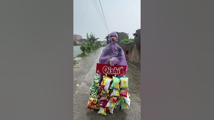 hahahi - Em Gái Đáng Thương Bán Hàng Giữa Trời Mưa || Poor Girl Selling In The Rain | #shorts