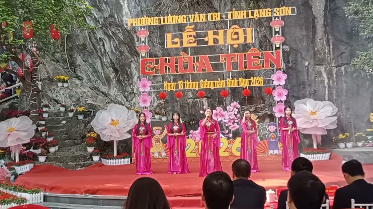 Văn nghệ tại lễ hội chùa Tiên phường lương văn tri