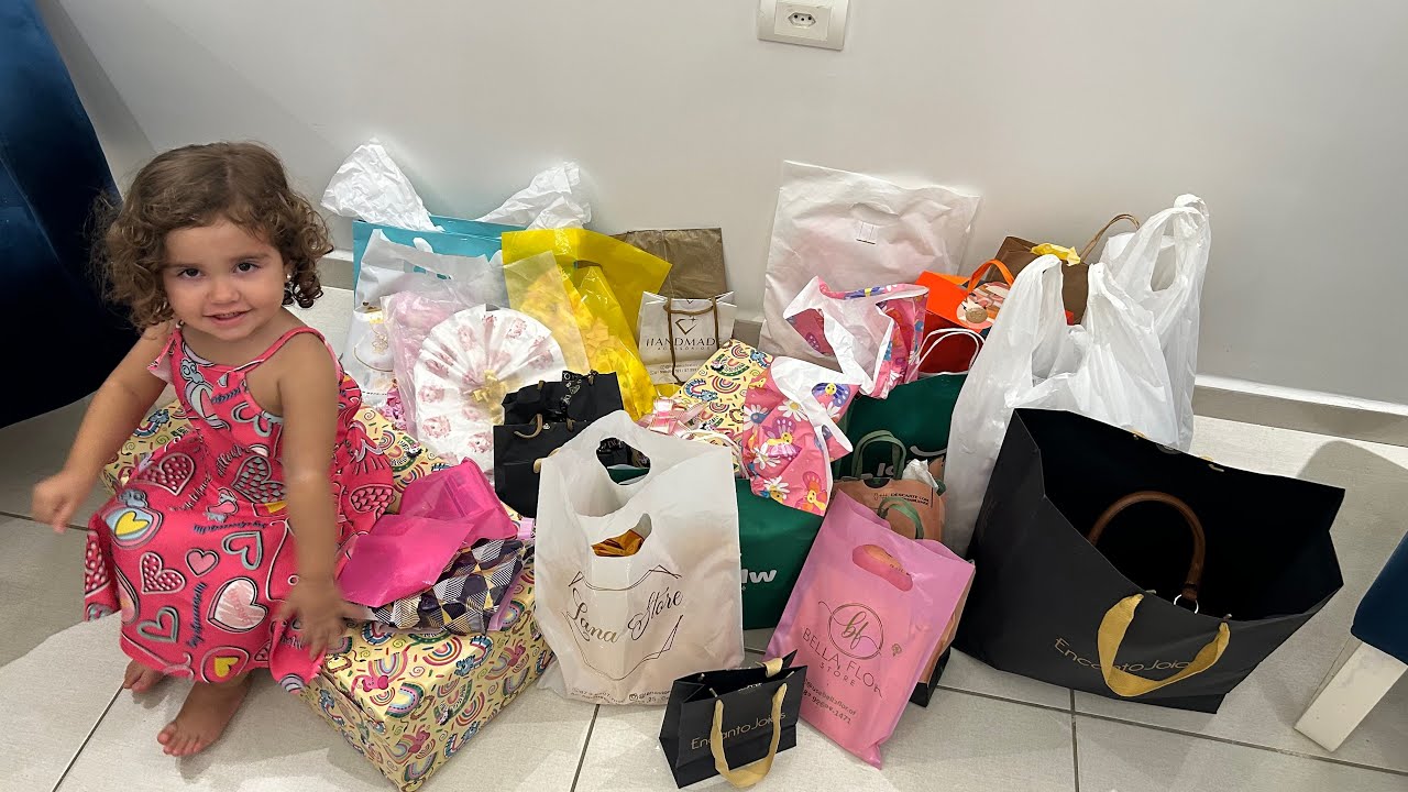 ABRINDO OS PRESENTES DO ANIVERSÁRIO (Mãe e Filha).