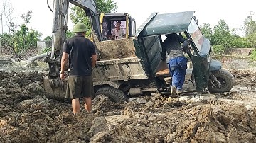 🔴 Máy xúc cẩu giải cứu xe công nông chở đất bị đổ | công nông sa lầy |The truck rushes into the lake