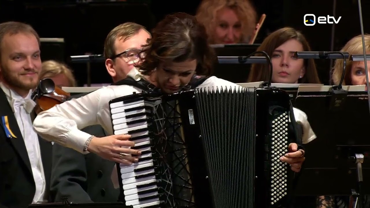 Ksenija Sidorova: Gershwin/3 preludes - Schnittke/Polka (Uusaastakontsert ETV, 1-1-2023) 720p, HD