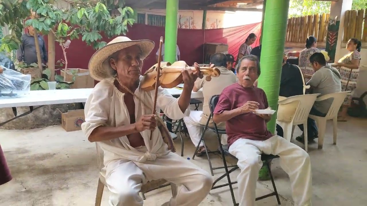 Música Tradicional de violín durante las fiestas del 5 de mayo