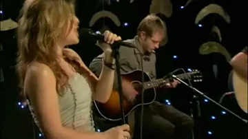 Kelly Clarkson - 01 - Behind These Hazel Eyes (Acoustic Live on VH1 - 18 January 2005)