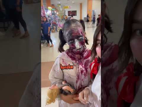 Video: 6 Anjing Berpakaian Sebagai Selebriti Favorit Mereka Untuk Halloween - Pilih Siapa Yang Memakainya yang Terbaik!