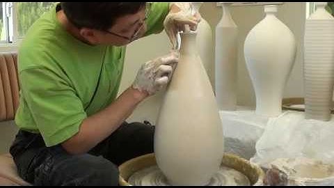 140. Throwing a Pipa Shape Bottle / Vase with Hsin-Chuen Lin