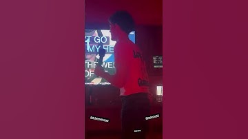 Joe Locke singing at a Karaoke with Dylan ❤️🍂 #heartstopper #shorts #youtubeshorts