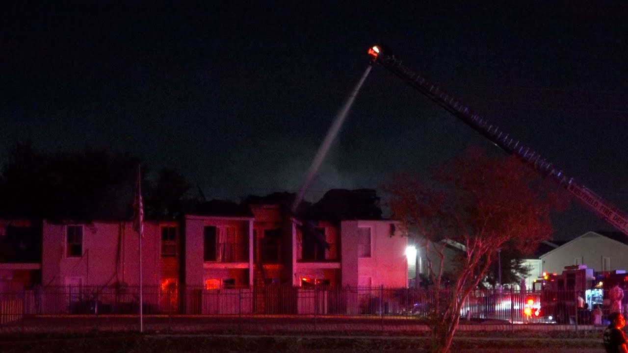 Fire tears through building at apartment complex - YouTube