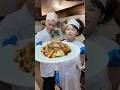 新入社員のららちゃんが作るお好み焼き。その腕前をコワモテ料理長に披露します。話によると出汁巻卵も出来るとか!?和らぎ店長ピンチです!