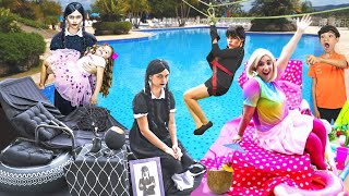 PISCINA DA WANDINHA ADDAMS VS ENID WANDINHA TIROLESA VIROU BABÁ ADOTOU NÃO COMA CHOCOLATE ERRADO