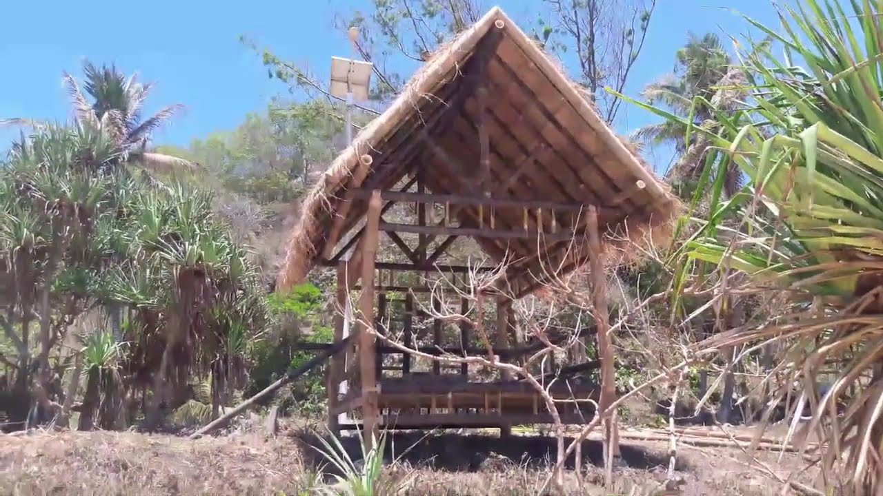 GAZEBO BAMBU  Tempat Santai Menikmati Panorama Pantai Den Ombo