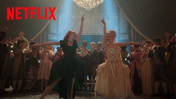 Agnes y Enid bailan The Dead Dance | Miércoles | Netflix España