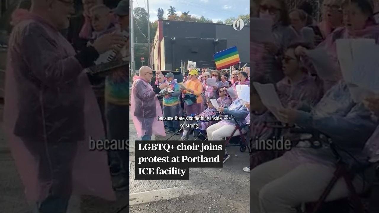 Хор ЛГБТК+ присоединился к протесту в здании ICE в Портленде