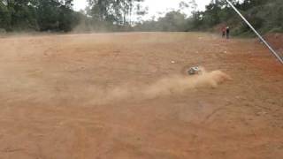 Traxxas Revo 4X4 ... Acelerando Forte No Campo De Aviaçao ...
