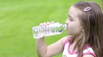 ¿Cuánta agua deben beber los niños y las niñas?