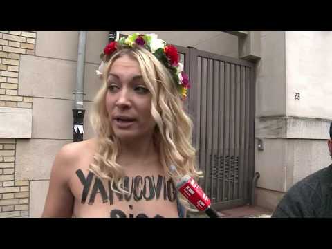 A Paris, les Femen urinent sur des photos du président ukrainien