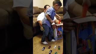 Reviewing and playing with hot wheels crane crasher