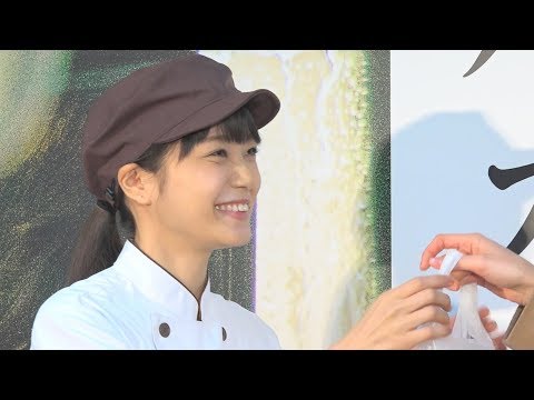 Actress Mai Fukagawa appears as a cute bakery clerk! Her divine customer service is a hot topic!