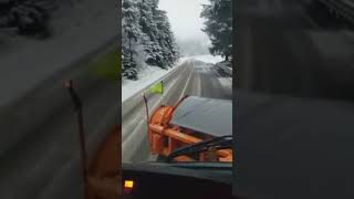 VIDEO: Transfăgărășanul acoperit cu zăpadă - Drumarii au ieșit cu utilajele în teren 2 video