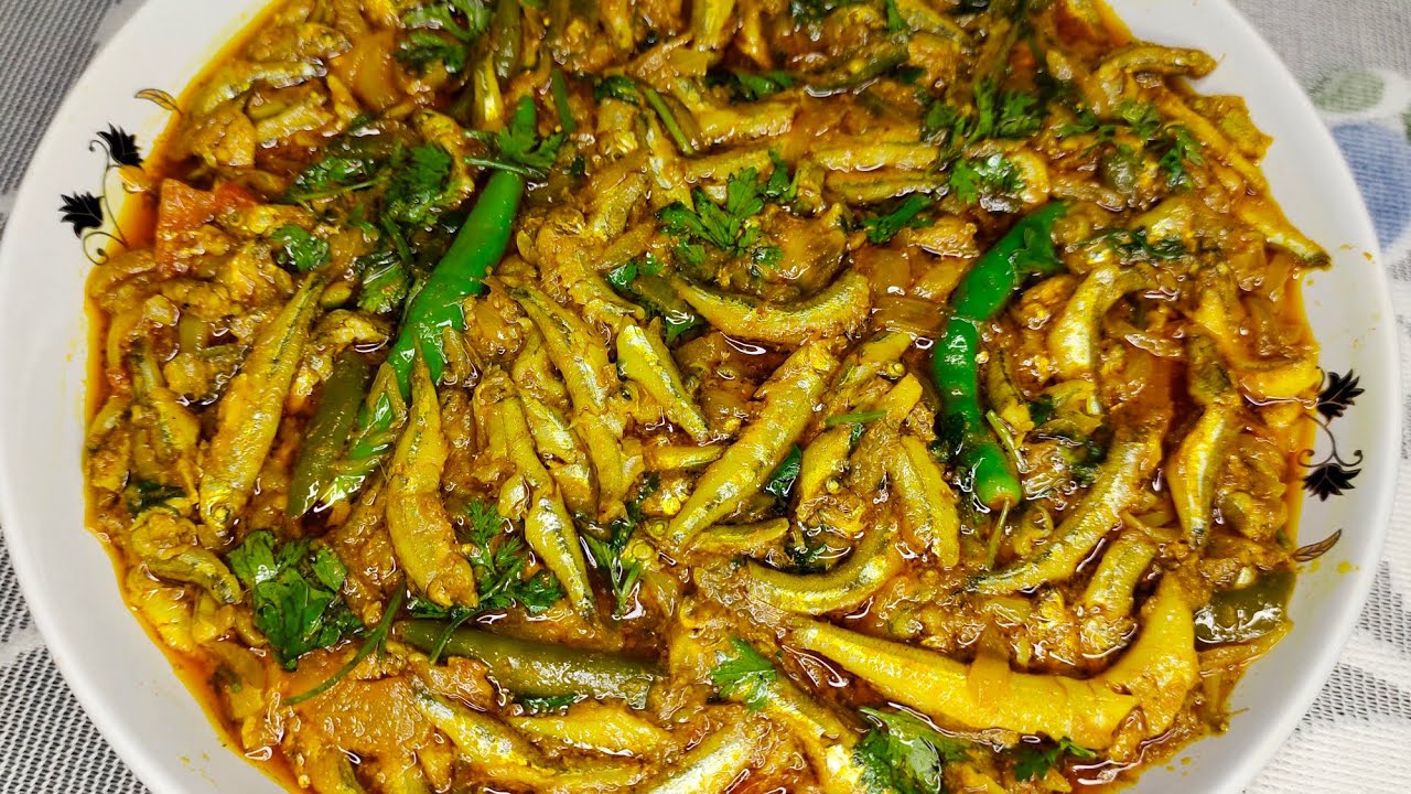 হাতে মাখা ছোট চেলা মাছ ভুনা | Chela Fish Bhuna Recipe | Momo's Kitchen