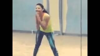 Download Lagu Urvashi Rautela   Dance Rehearsal   Daddy Mummy Song   Part 2   Video Dailymotion MP3