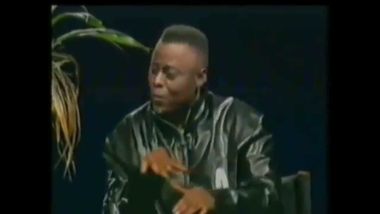 King Kester Emeneya imite et se moque de la façon dont chantait Koffi à ses débuts