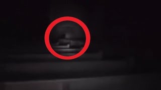 Нечто ужасное очень сильно напугало людей. Нечто ужасное очень сильно напугало людей.