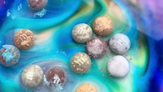 Dissolving m&m in water | Timelapse