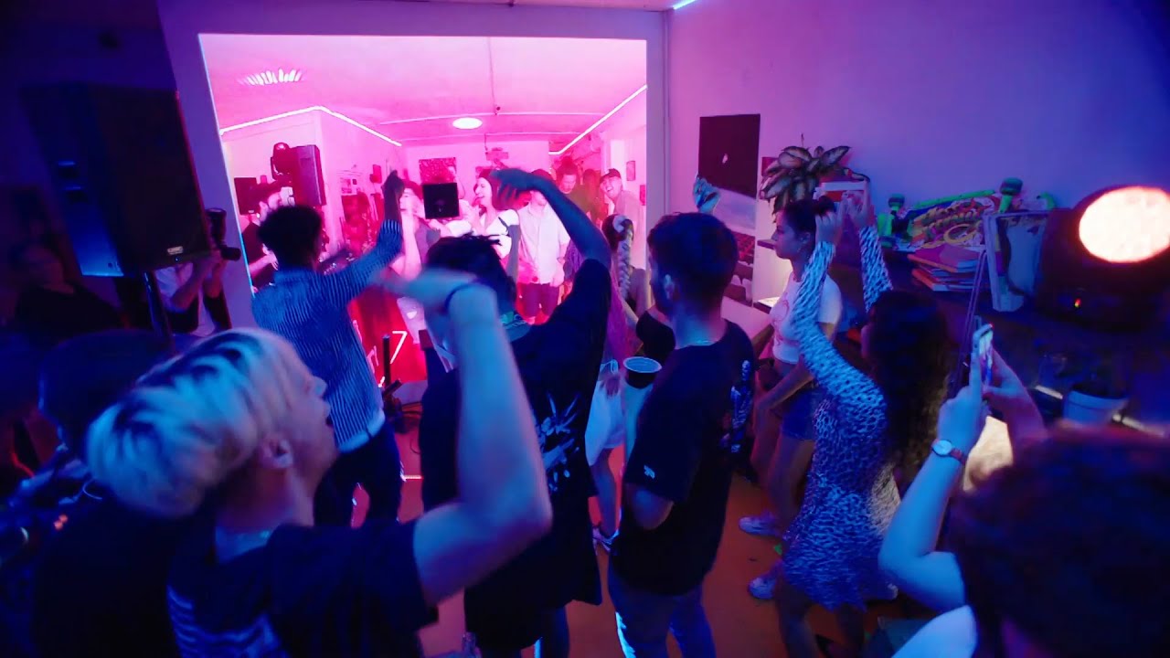 Desperados duplica el tamaño de un piso pequeño para crear una fiesta épica  en casa