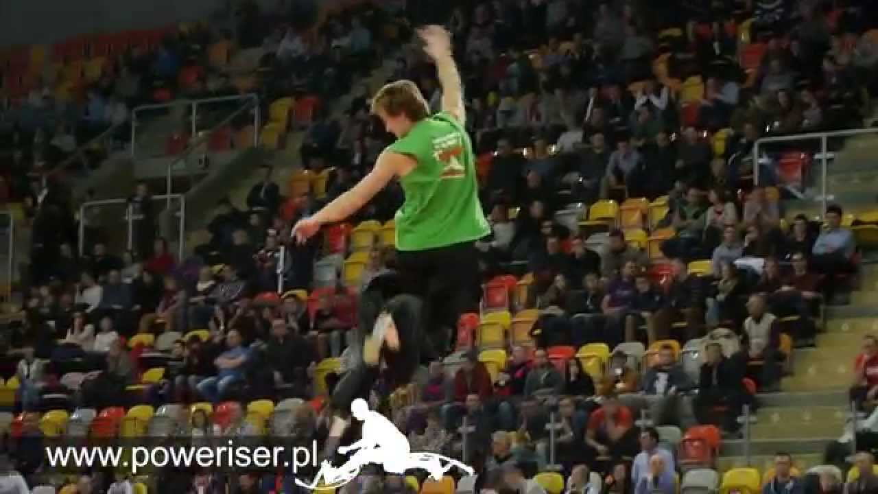 Pokaz Poweriser - show na skaczących szczudłach