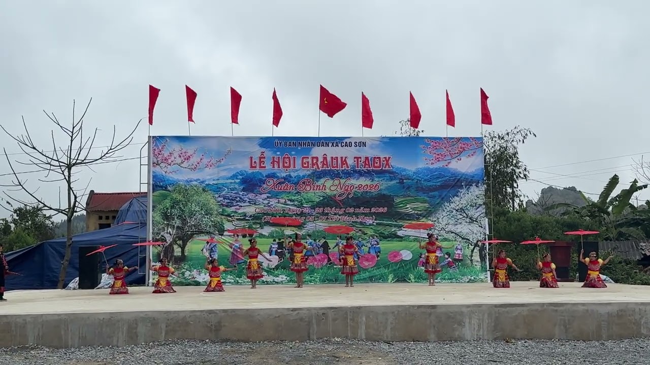 Múa Mông tiếng kèn trên đỉnh núi - các em nhỏ vùng cao xã cao sơn .