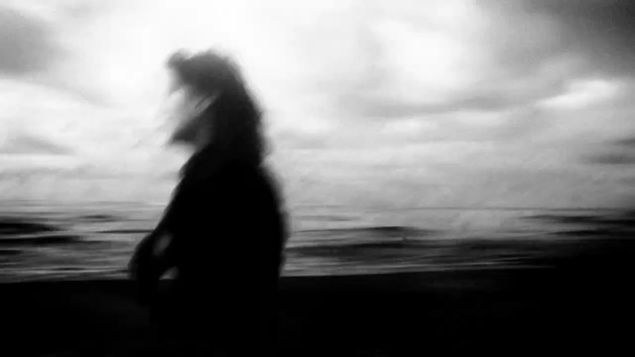 lili holland-fricke & sean rogan - dear alien (official video) auf YouTube ansehen lili holland-fricke & sean rogan - dear alien (official video) auf YouTube ansehen