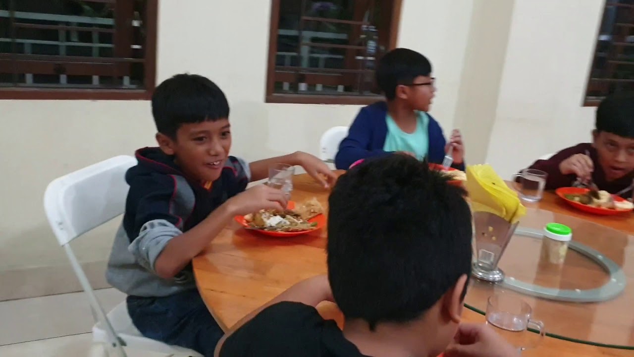 SD Santo Yoseph 1 Medan (Suasana Makan Malam Kelas 6A & 6C)