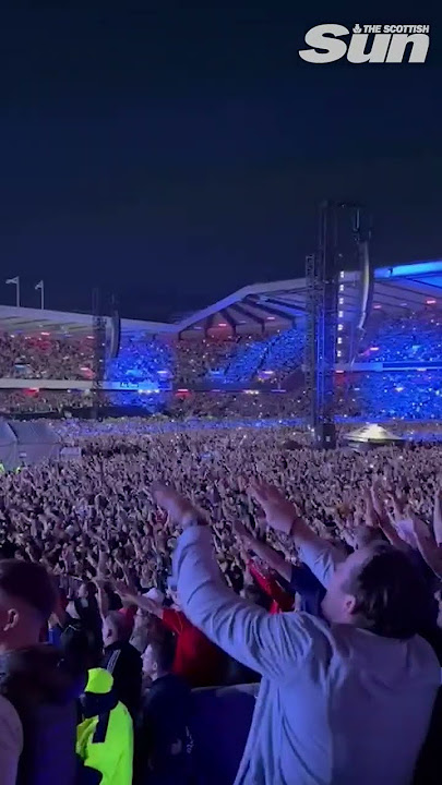 Moment entire crowd sings Don't Look Back in Anger at first Scots Oasis gig