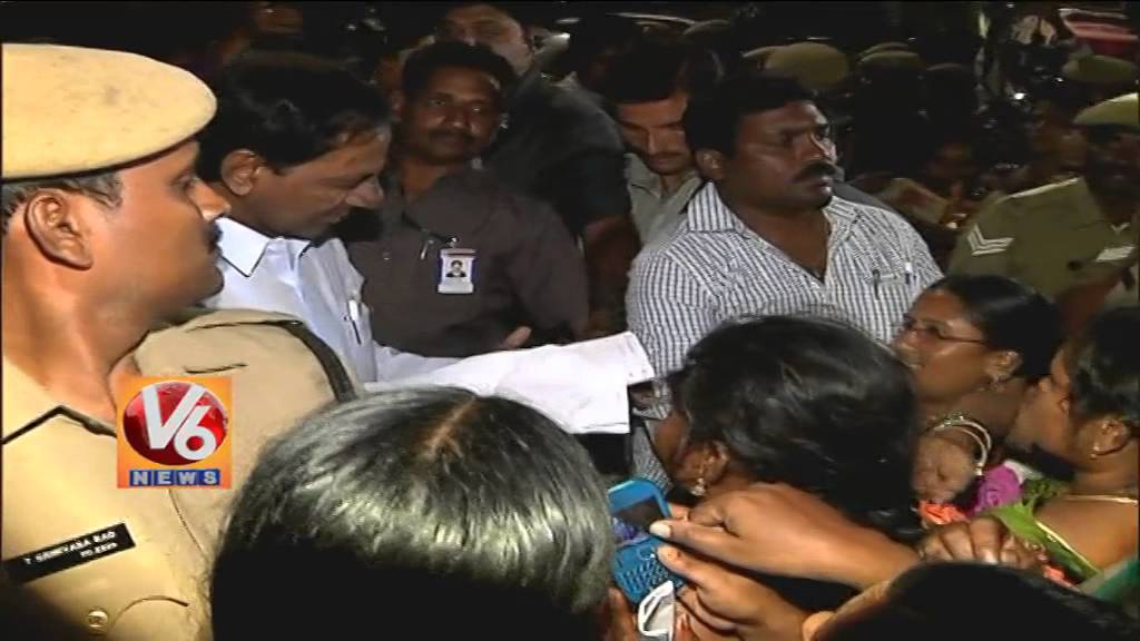 CM KCR stops his convoy to listen to peoples problems